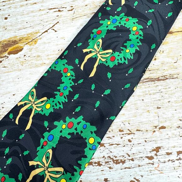 Creative Apparel Group Holiday Christmas Wreath Tie - Picture 2 of 6